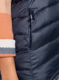 Roxy Coast Road - Wasserabweisende, Leichte, Verpackbare, Gepolsterte Weste Für Frauen -Modereich Geschaft erjjk03386 roxyw kvj0 frt4